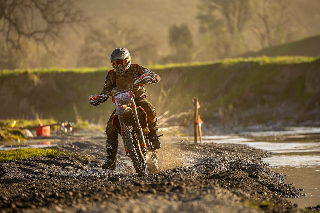 Ar garsiausių gamintojų moto apranga tikrai verta didesnės kainos?