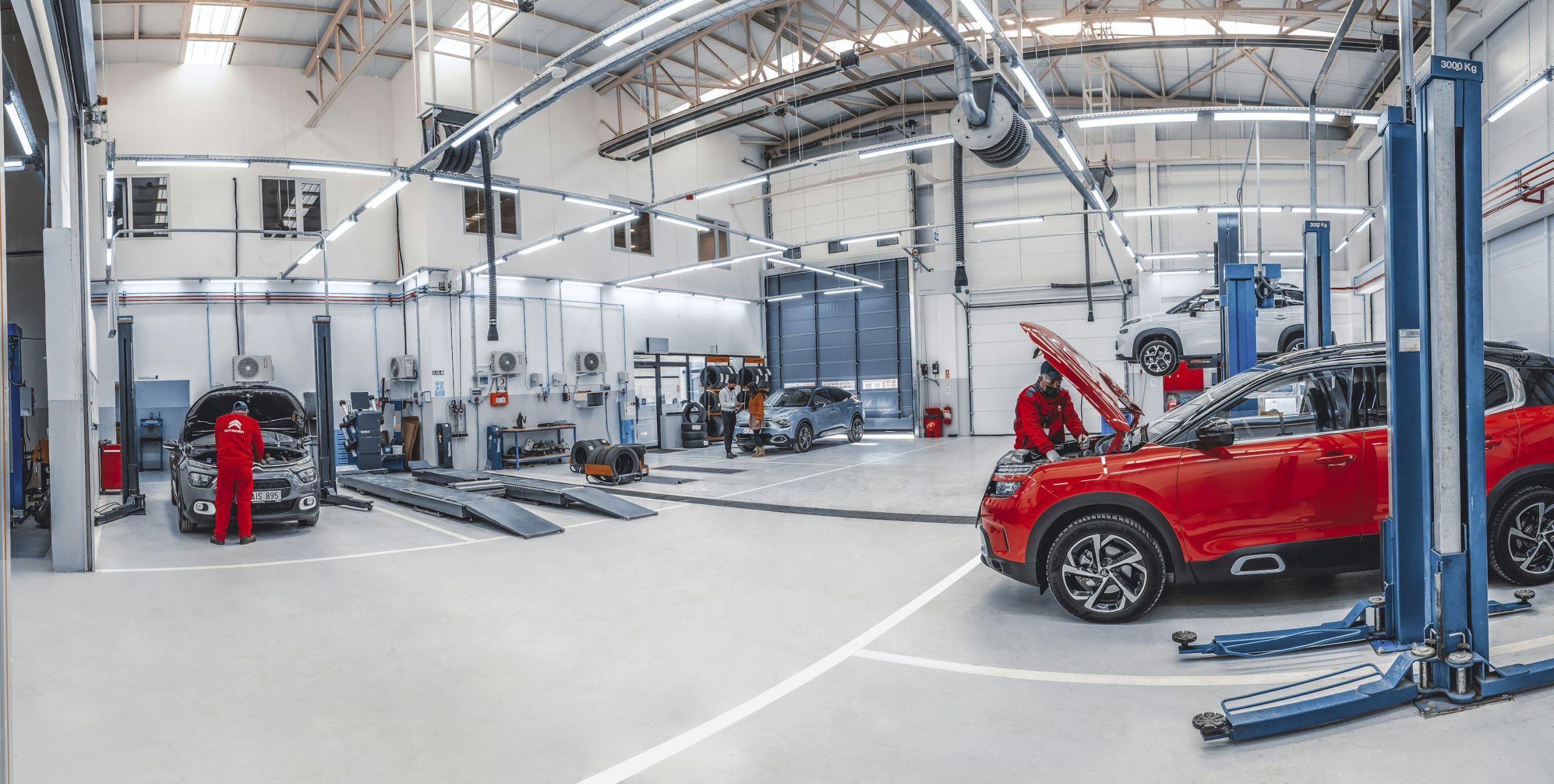 Mechanikai tikrina ir remontuoja automobilius autoservise
